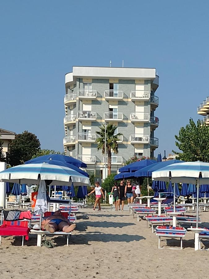 Hotel Boston Alba Adriatica Exterior foto