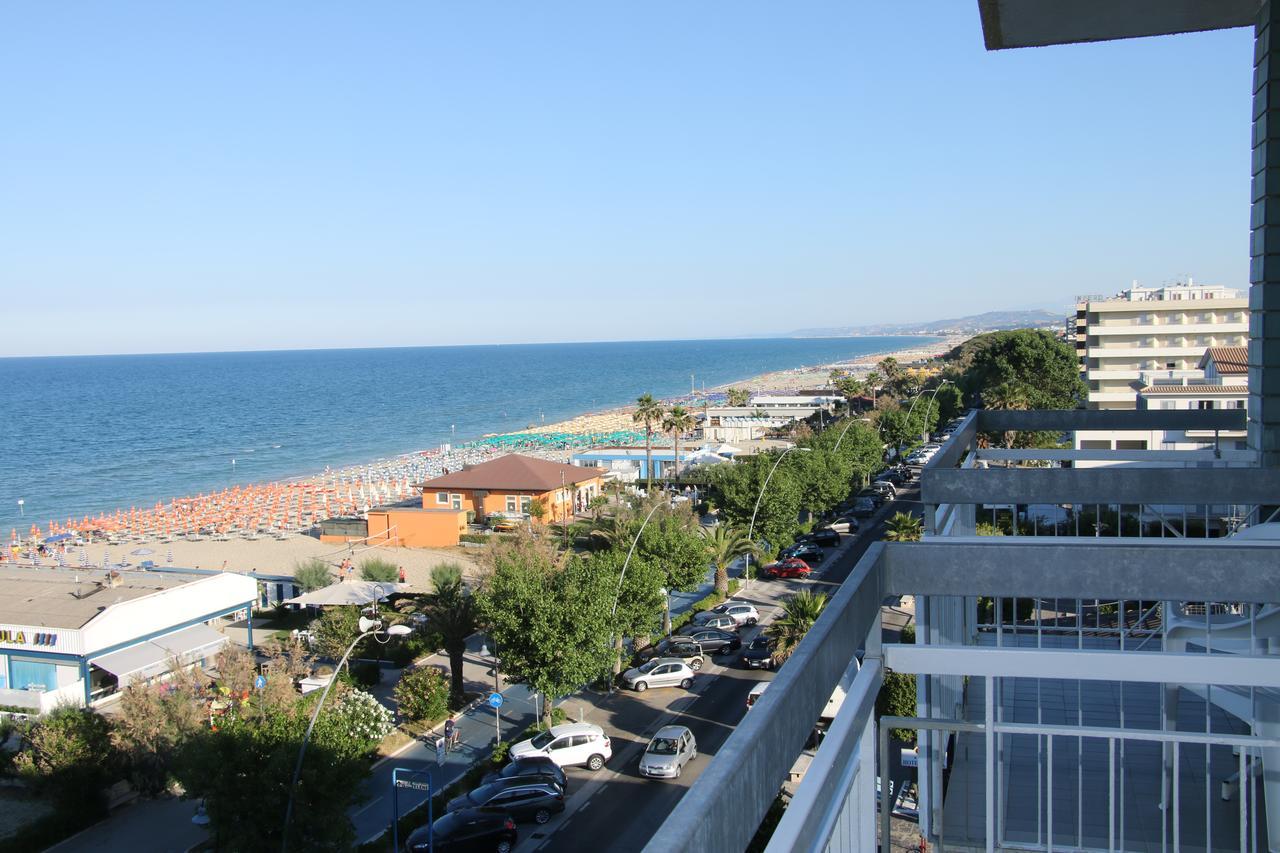 Hotel Boston Alba Adriatica Exterior foto