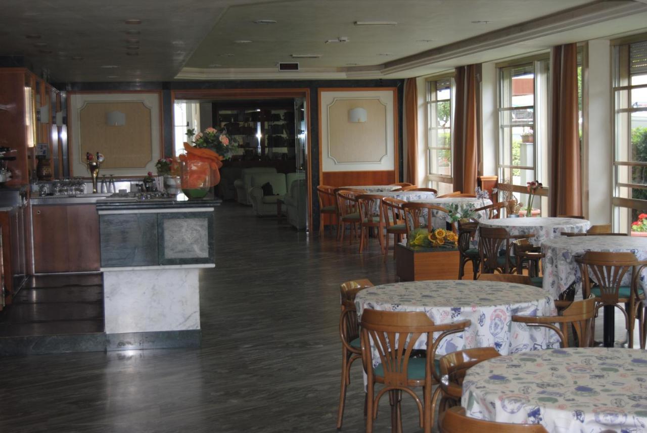 Hotel Boston Alba Adriatica Exterior foto